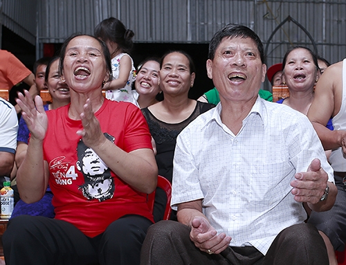 Bố mẹ trung vệ Bùi Tiến Dũng cổ vũ con trai trong một trận đấu của đội tuyển Việt Nam. Ảnh: Đức Hùng