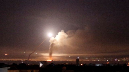 Tên lửa chói lòa trên bầu trời Damascus. (Ảnh: Reuters)