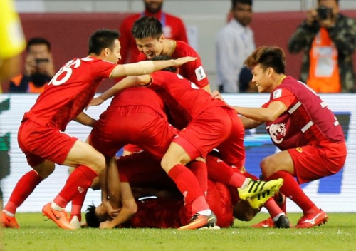 Các cầu thủ đội tuyển bóng đá Việt Nam ăn mừng chiến thắng trước Jordan ngày 20/1 tại Asian Cup 2019 (Ảnh: Reuters)