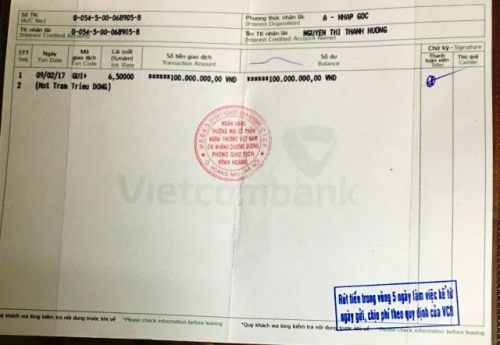 Sổ tiết kiện do Ngân hàng Vietcombank phát hành ghi rõ số tiền khách hàng gửi tiết kiệm 100 triệu đồng