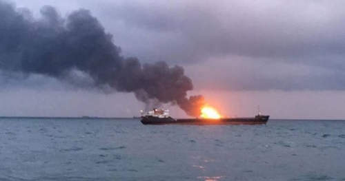 Hai tàu mang cờ Tazania bất ngờ bốc cháy trong lúc tiếp dầu. (Ảnh: Global News)