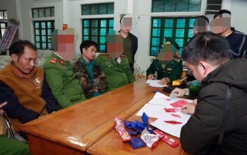 Cơ quan chức năng đang làm việc với 2 đối tượng người Lào cùng số tang vật của vụ án.