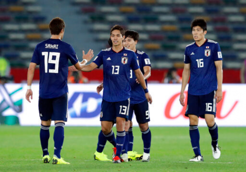 Muto (số 13) mở tỷ số trong trận thắng Uzbekistan 2-1 ở vòng bảng Asian Cup 2019. Ảnh: AFC.