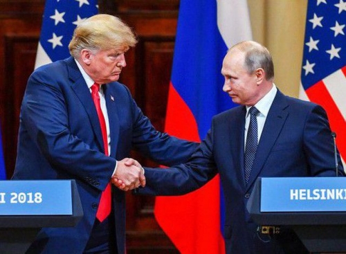 Tổng thống Trump và Tổng thống Putin bắt tay trong cuộc gặp tại Phần Lan năm 2018. (Ảnh: Reuters)