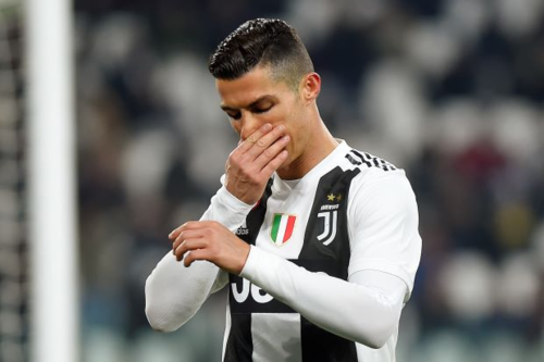 Ronaldo thất vọng sau khi đá hỏng phạt đền. Ảnh: Reuters.