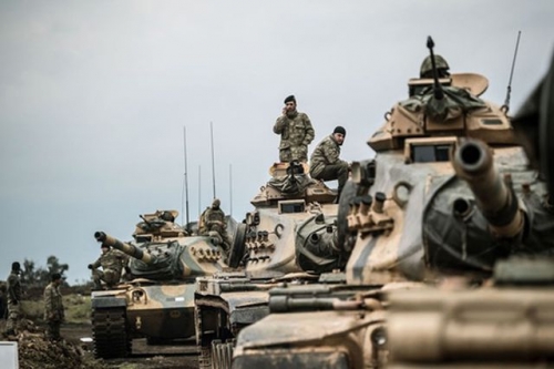 Lực lượng xe tăng Thổ Nhĩ Kỳ ở khu vực biên giới đã sẵn sàng tràn sang miền Bắc Syria để làm “vùng an ninh”