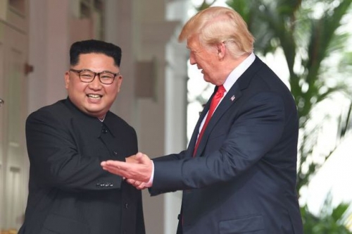 Tổng thống Donald Trump và nhà lãnh đạo Kim Jong-un gặp nhau tại Singapore năm 2018. (Ảnh: Getty)