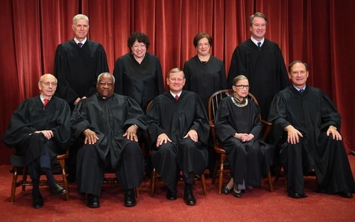 Tập thể 9 thẩm phán tòa tối cao Mỹ trong năm 2019.