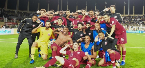 Toàn đội Qatar cũng tranh thủ tạo dáng trước ống kính khi đánh bại Iraq với tỷ số 1-0.