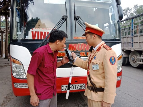 Lực lượng CSGT Thanh Hóa kiểm tra nồng độ cồn lái xe xe khách và container