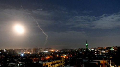 Tên lửa bay trên bầu trời Damascus hôm 21-1. Ảnh: Reuters