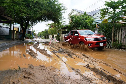 Đường dân sinh qua thôn Phú Lễ, xã Bình Trung, huyện Bình Sơn bị hư hỏng nặng sau khi cho mượn làm đường cao tốc Đà Nẵng - Quảng Ngãi