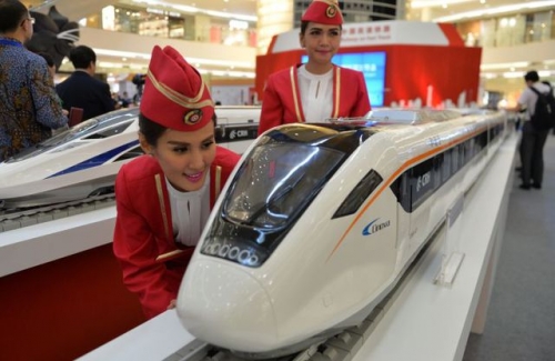 Mô hình tàu cao tốc do Trung Quốc sản xuất tham gia triển lãm tại Jakarta, Indonesia (Ảnh: AFP)