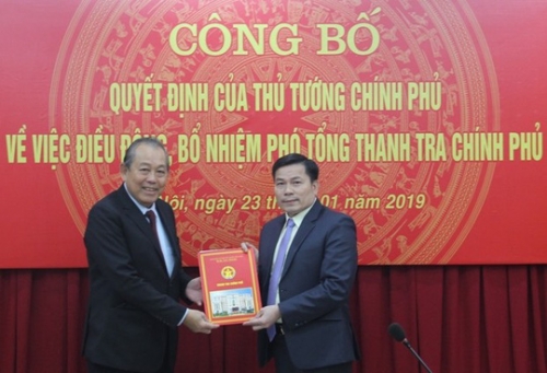 Phó Thủ tướng Thường trực Chính phủ Trương Hòa Bình trao quyết định cho ông Trần Văn Minh - Ảnh: VPG