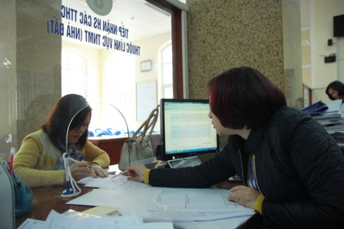 Công chức làm việc tại bộ phận một cửa ở một phường tại Hà Nội