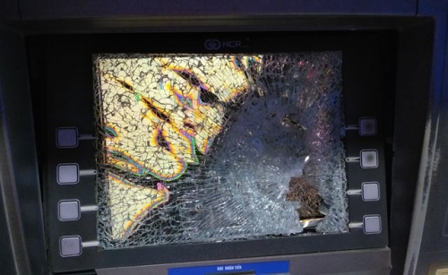 Máy ATM bị nam thanh niên đập vỡ