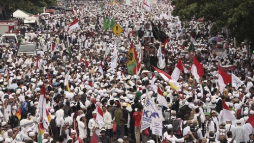 Người Hồi giáo biểu tình phản đối ông Ahok ở Jakarta vào tháng 11-2016. Ảnh: VOA