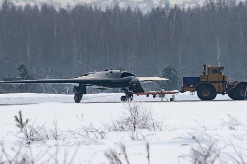 Hình ảnh được cho là chụp máy bay chiến đấu không người lái tàng hình Okhotnik của Nga (Ảnh: Aviation Week)