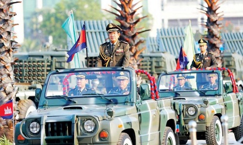 Thủ tướng Campuchia Hun Sen tại lễ kỷ niệm 20 năm thành lập quân đội nước này ngày 24/1. Ảnh Phnompenh Post