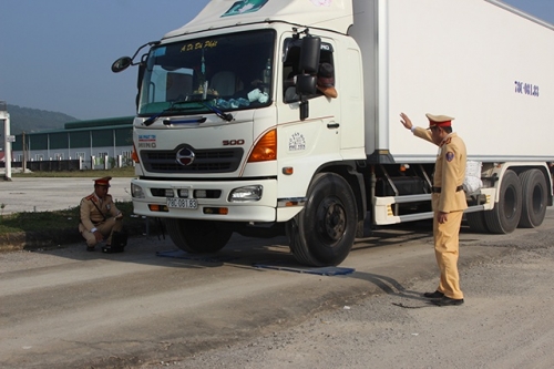 Tổ đặc biệt Phòng CSGT Công an Hà Tĩnh kiểm tra tải trọng xe