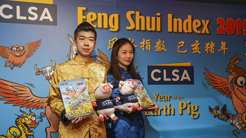 Hai chuyên gia Alec So và Sally Chan (phải) của ngân hàng đầu tư CLSA công bố chỉ số Phong Thủy thường niên tại Hong Kong hôm 24/1. Ảnh: SCMP