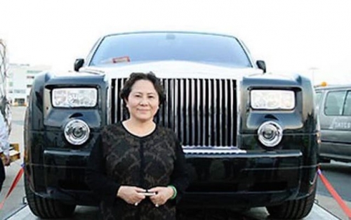 Về chiếc siêu xe Rolls Royce Phantom BKS 77L-7777, bà Diệp cho biết đây là xe của con gái, con trai và con rể hùn hạp mua tặng nhân dịp sinh nhật bà.