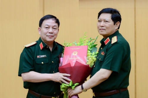 Đại tướng Ngô Xuân Lịch, Bộ trưởng Bộ Quốc phòng (bên phải) trao quyết định giao nhiệm vụ cho Thiếu tướng Lê Đăng Dũng
