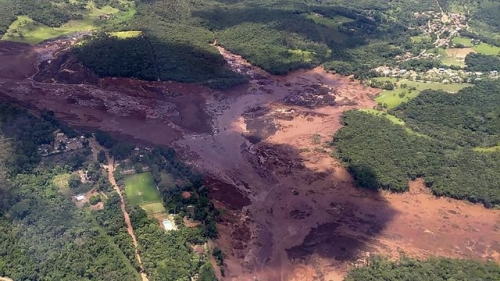 Vụ vỡ đập khiến bùn đất đổ dồn về các ngôi làng ở hạ lưu. (Ảnh: AFP)