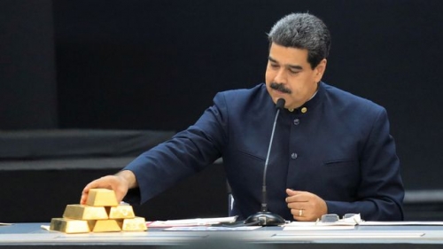Tổng thống Venezuela Nicolas Maduro chạm vào các thỏi vàng (Ảnh mih họa: Reuters)