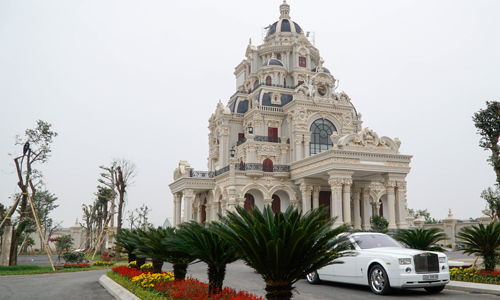 Lâu đài hàng trăm tỷ đồng với những chiếc siêu xe tại làng Phú An. Ảnh: Trọng Nghĩa.