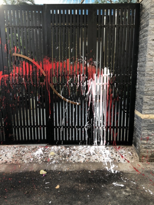 Cổng nhà của ông S. bị ném đầy chất bẩn và sơn đỏ