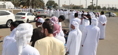 CĐV UAE xếp hàng nhận vé miễn phí từ Hoàng tử Sheikh Nahyan bin Zayed