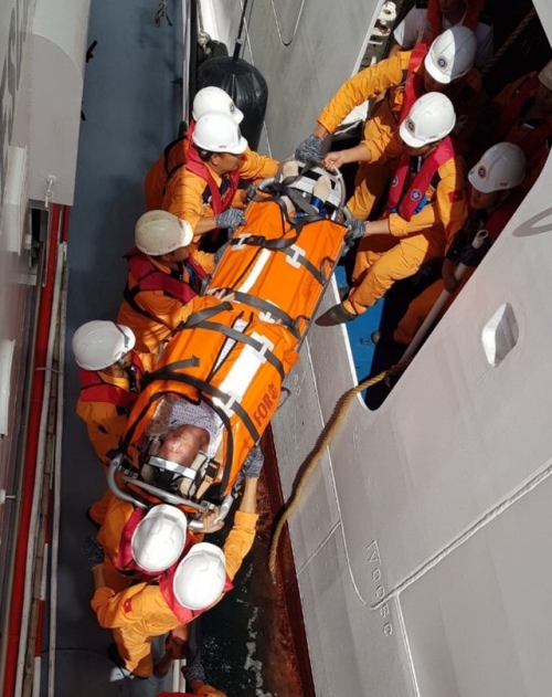 Thủy thủ Nhatrang MRCC đưa thuyền viên người Mỹ về Nha Trang cứu chữa
