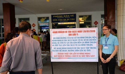 Ga Sài Gòn thông báo hành khách đi tàu SE22 lên ô tô ra ga Bình Thuận
