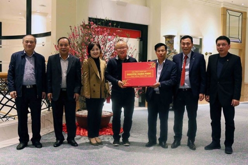 HLV Park Hang Seo nhận quà từ Thủ tướng Nguyễn Xuân Phúc trước khi về nước ăn Tết