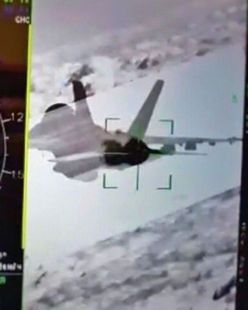 Hình ảnh được cho là máy bay F/A-18 Mỹ bị Su-35 Nga khóa mục tiêu (Ảnh: Instagram)