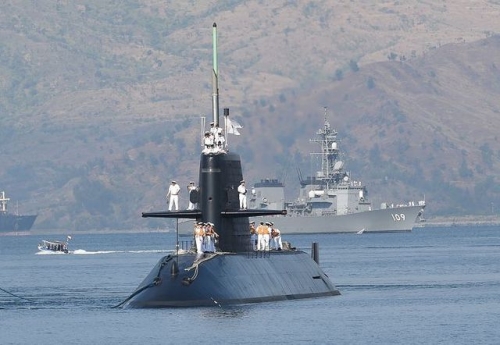 Tàu ngầm và tàu khu trục Nhật trong một chuyến thăm cảng Subic hồi năm 2016. Ảnh: AFP
