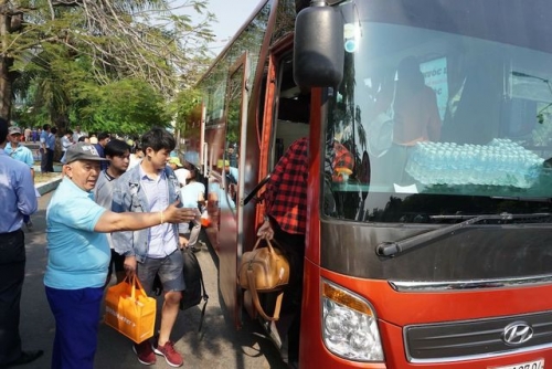 Hành khách đi ô tô ra ga Bình Thuận lên tàu về quê đón Tết