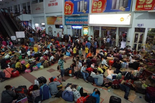 Sự cố tàu bị trật bánh tại Bình Thuận khiến hàng ngàn hành khách đi tàu Tết bị trễ giờ