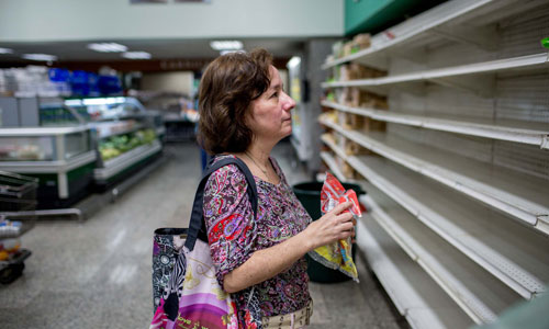 Các kệ siêu thị ở Venezuela thường xuyên trong trạng thái trống rỗng. Ảnh: MIC.