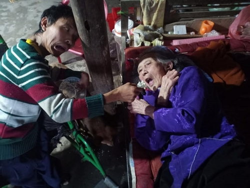 Dù ngồi xe lăn nhưng hàng ngày anh Tuấn luôn chăm sóc mẹ già chu đáo.