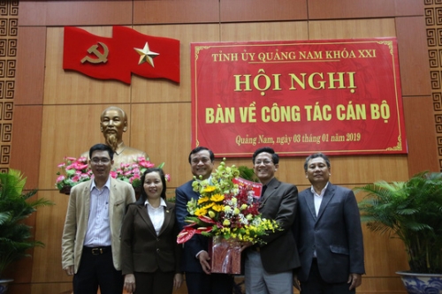 Ông Phan Việt Cường (giữa) được bầu làm tân Bí thư Tỉnh ủy Quảng Nam