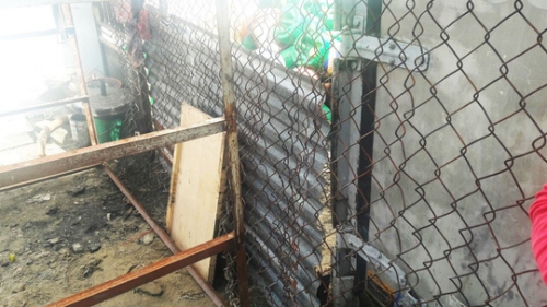 Lưới hàng rào B40 có điện khi người dân phát hiện vụ việc