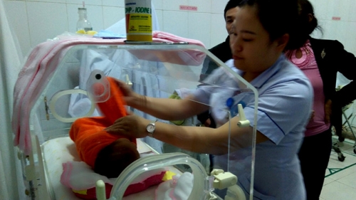 Bé gái bị bỏ rơi tại bệnh viện sẽ được bàn giao cho Làng trẻ em mồ côi SOS Hà Tĩnh ẢNH TÂN KỲ