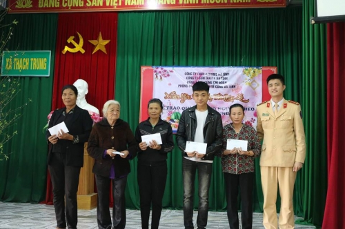 Hải quan Hà Tĩnh, Phòng Cảnh sát Giao thông công an tỉnh Hà Tĩnh cũng trao các suất quà tới các gia đình neo đơn, gia đình chính sách