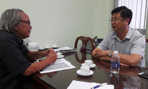 Ông Trương Quang Hoài Nam (áo màu sáng) - Phó chủ tịch UBND TP Cần Thơ trong buổi tiếp xúc với Nhà báo Phan Huy - Trưởng đại diện Văn phòng Cần Thơ báo Điện tử Dân trí
