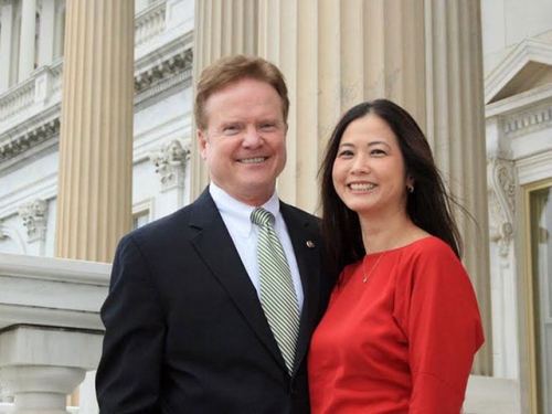 Ông Webb và người vợ gốc Việt , bà Hong Le. Ảnh: Webb2016