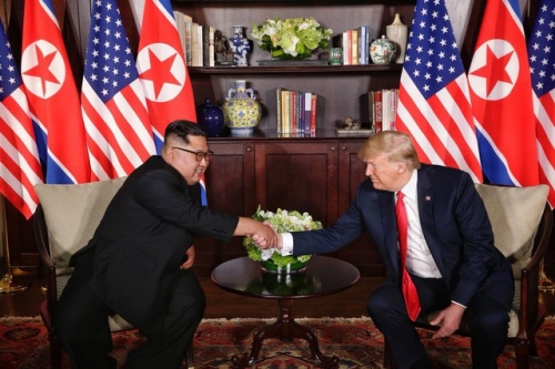 Ông Kim Jong-un và ông Donald Trump trong cuộc gặp Thượng đỉnh Mỹ-Triều lần 1 diễn ra ở Singapore (Ảnh: Reuters)