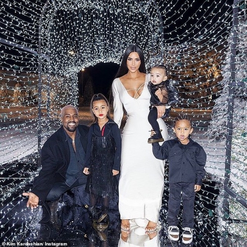 Hình ảnh gia đình Kim “siêu vòng 3” đón Giáng sinh tại biệt thự riêng ở Hidden Hills, California.