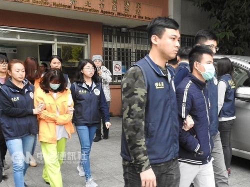 Lực lượng hành pháp Đài Loan bắt giữ các du khách bỏ đoàn (Ảnh: NIA)